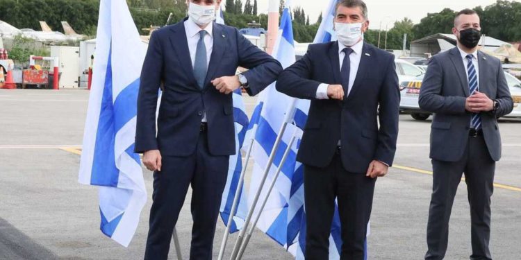 Israel y Grecia firman acuerdo para permitir viajar a los vacunados