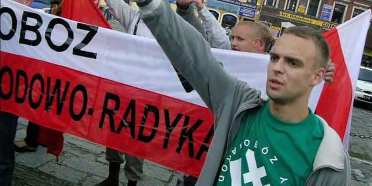 Historiador polaco renuncia por fotos realizando el saludo nazi