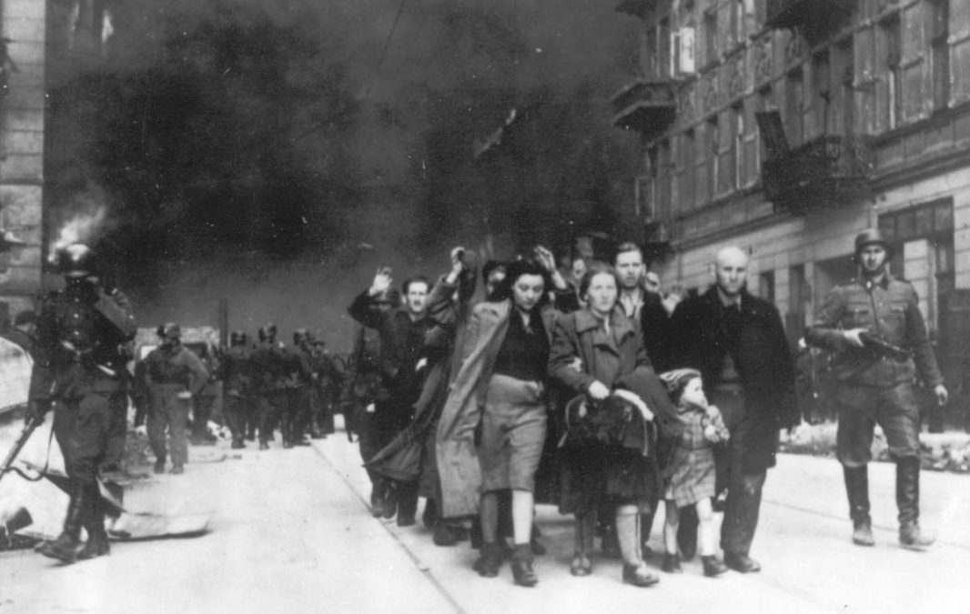 Historiadores del Holocausto enfrentan veredicto en juicio por difamación en Polonia