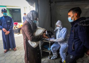 Autoridad Palestina administra primeras vacunas después de recibirlas de Israel