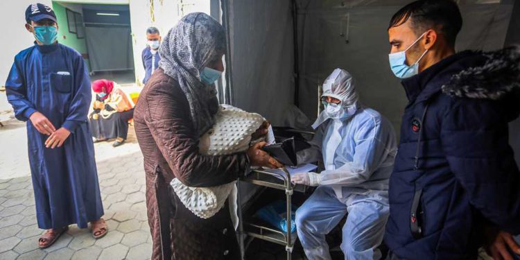 Autoridad Palestina administra primeras vacunas después de recibirlas de Israel