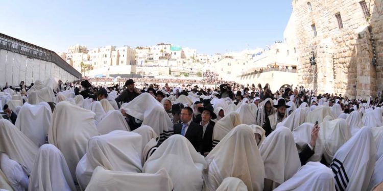 Por primera vez desde que comenzó la pandemita: Miles acuden al Muro Occidental para la bendición sacerdotal