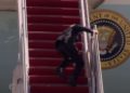 Biden tropieza varias veces al subir al Air Force One