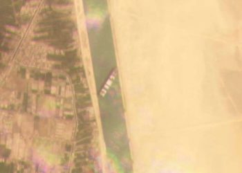 El Canal de Suez bloqueado al varar un enorme carguero