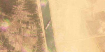 El Canal de Suez bloqueado al varar un enorme carguero