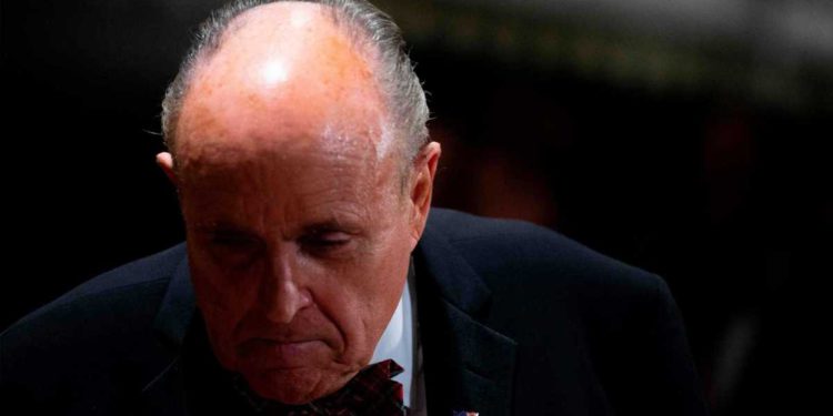 YouTube prohíbe a Rudy Giuliani