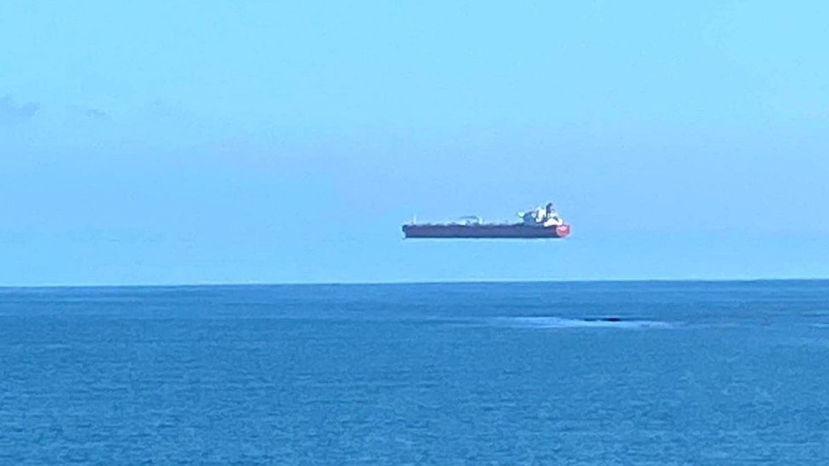 Un ‘barco flotante’ fotografiado frente a la costa de Cornualles