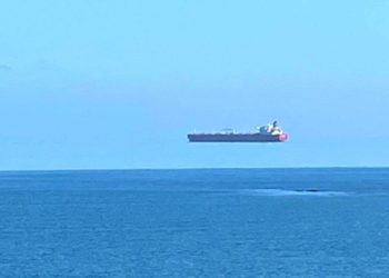Un 'barco flotante' fotografiado frente a la costa de Cornualles