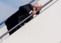 En setiembre pasado Biden se burló de cómo Trump bajó escaleras