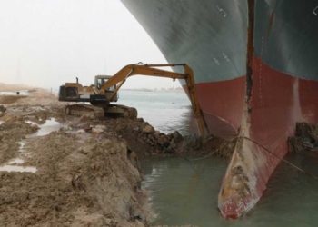 Petrolero que bloquea el Canal de Suez es movido por primera vez