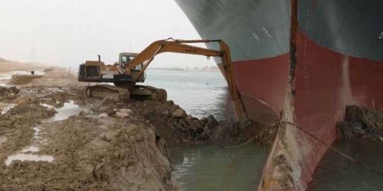 Petrolero que bloquea el Canal de Suez es movido por primera vez