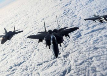 Cazas F-15 de la Fuerza Aérea de EE.UU. disparan misiles sobre el Atlántico