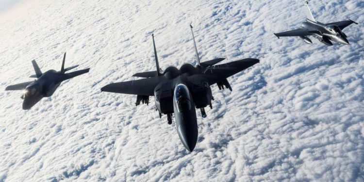 Cazas F-15 de la Fuerza Aérea de EE.UU. disparan misiles sobre el Atlántico
