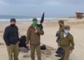 Soldados FDI con discapacidades limpian playas de Israel tras vertido de petróleo