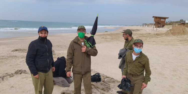 Soldados FDI con discapacidades limpian playas de Israel tras vertido de petróleo