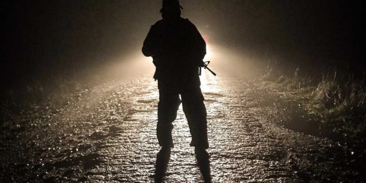 Árabes atacan a un soldado de las FDI y roban su arma