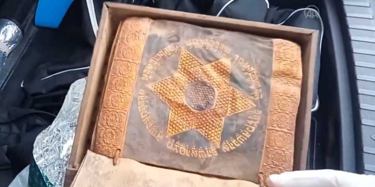 Incautación en Turquía de una Torá de oro de 2.500 años en un auto sospechoso