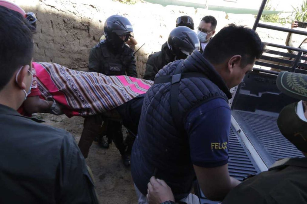 Avión de combate de Bolivia cae sobre una casa
