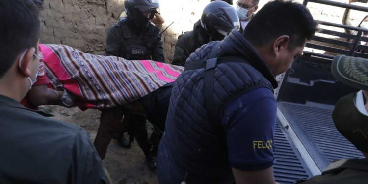 Avión de combate de Bolivia cae sobre una casa