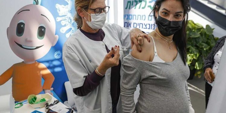 Pequeño estudio israelí encuentra anticuerpos en leche de madres vacunadas