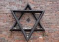 Monumento a víctimas del Holocausto vandalizado con esvásticas en Polonia
