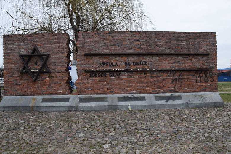 Monumento a víctimas del Holocausto vandalizado con esvásticas en Polonia
