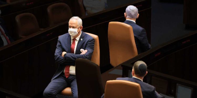 Gantz a Bennett: No caigas en la trampa de Netanyahu