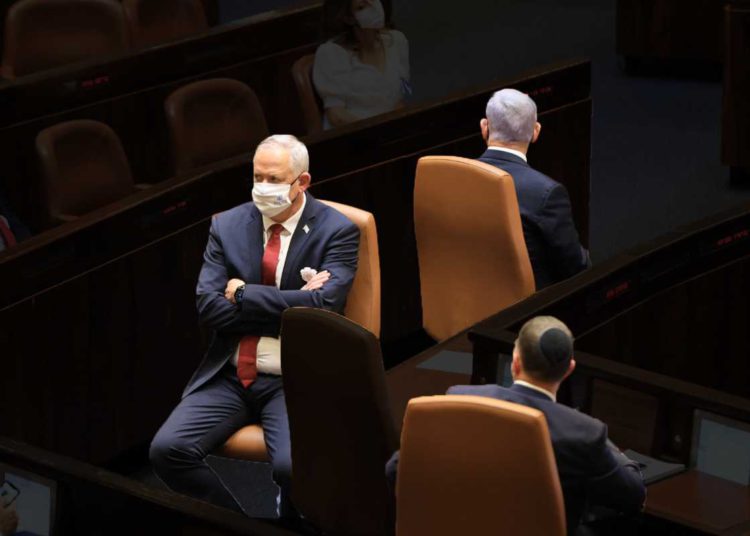 Gantz a Bennett: No caigas en la trampa de Netanyahu