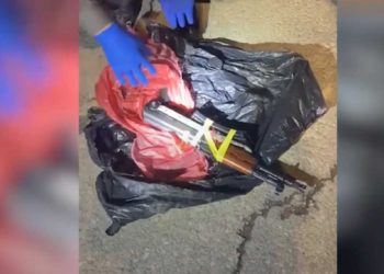 Árabe con un fusil AK-47 detenido por la policía fronteriza