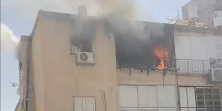 Niño de 12 años sacado por la ventana de apartamento en llamas