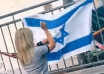 Mujer árabe que acuchilló la bandera de Israel fue despedida de su trabajo