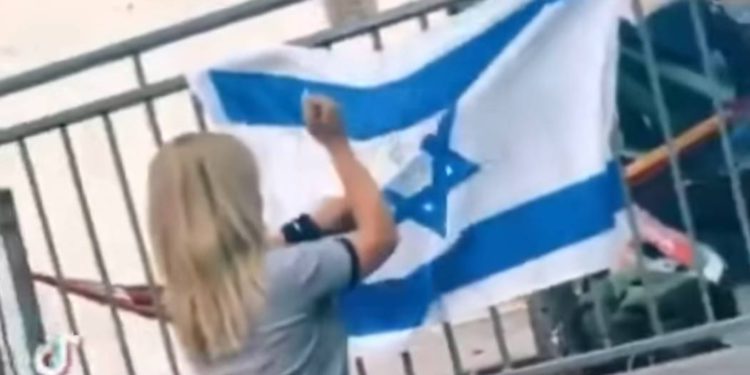 Mujer árabe que acuchilló la bandera de Israel fue despedida de su trabajo