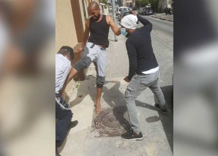 Árabes golpean en grupo a rabino en Jaffa