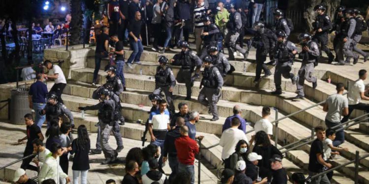 Árabes atacan a la policía tras la retirada de barricadas en Jerusalén