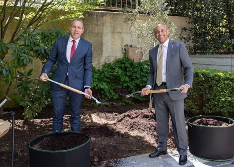 Embajadores de EAU e Israel plantan un árbol de la paz en el Día de la Tierra