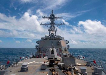 Barco militar estadounidense realiza disparos de advertencia contra buques del CGRI en el Golfo