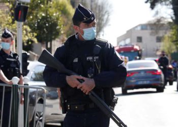 Musulmán asesina a mujer policía en Francia