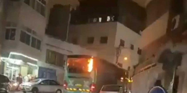 Conductor de autobús entra en barrio árabe y es atacado