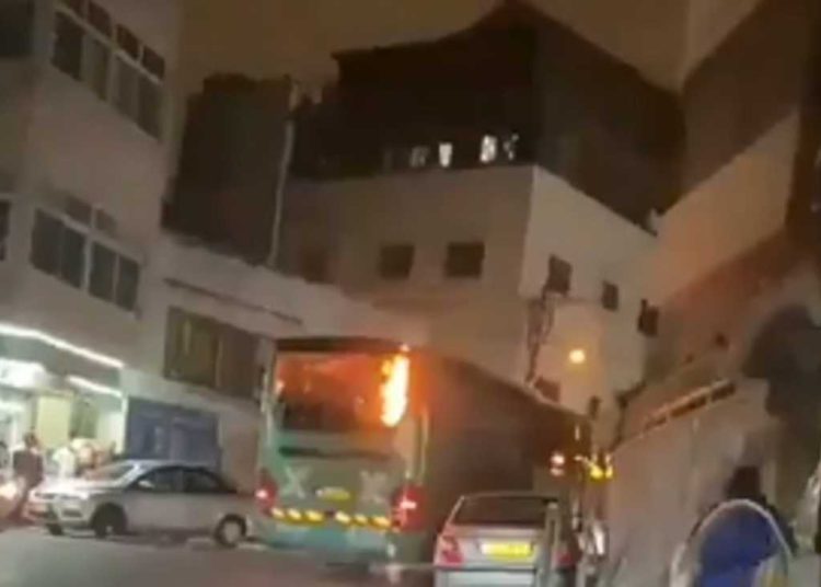 Conductor de autobús entra en barrio árabe y es atacado