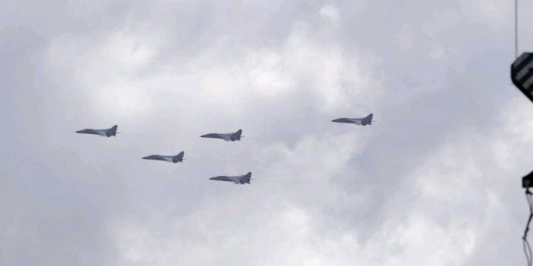 China envía aviones de guerra: Taiwán dice que luchará hasta el final