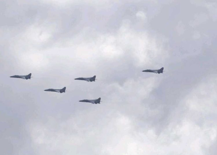 China envía aviones de guerra: Taiwán dice que luchará hasta el final