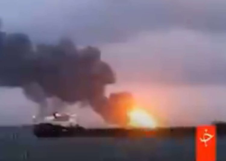 Irán muestra barco en llamas tras “ataque de Israel”
