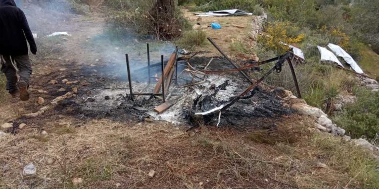 Árabes se graban mientras queman campamento judío