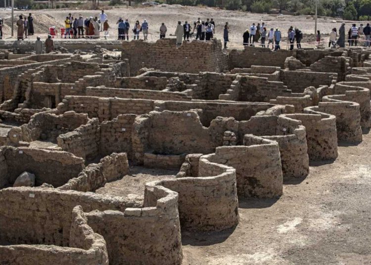 Egipto muestra hallazgos de la ciudad "perdida" de 3.000 años de antigüedad