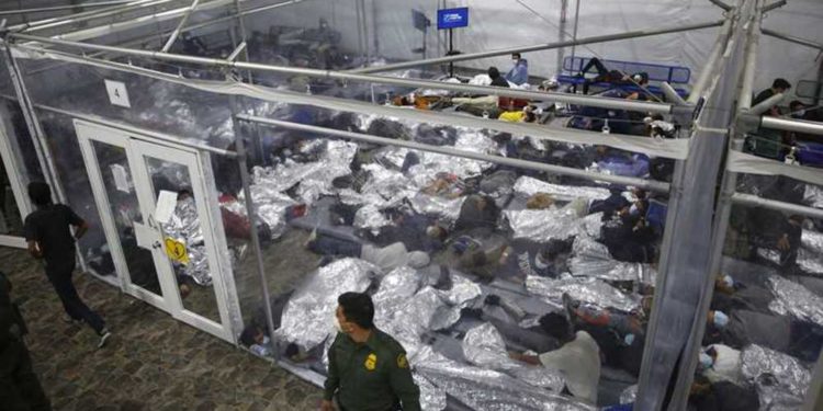 Solución de Biden para la crisis fronteriza: dejar entrar a más migrantes