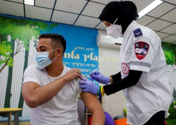 Las posibilidades de reinfección por COVID se duplican en personas no vacunadas: estudio