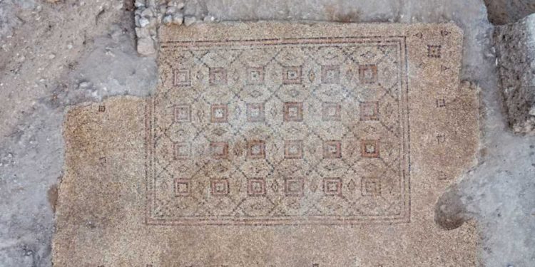 Mosaico colorido de 1600 años de antigüedad desenterrado en Yavne