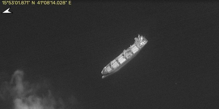 Foto de satélite muestra que el barco iraní no se ha movido desde el supuesto ataque israelí