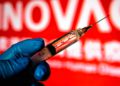 Extraño fenómeno de la vacuna china Sinovac: Los países informan de aumento de casos tras su uso