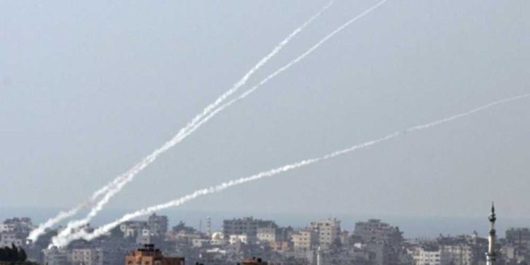 Terroristas de Gaza lanzan 3 cohetes a Israel